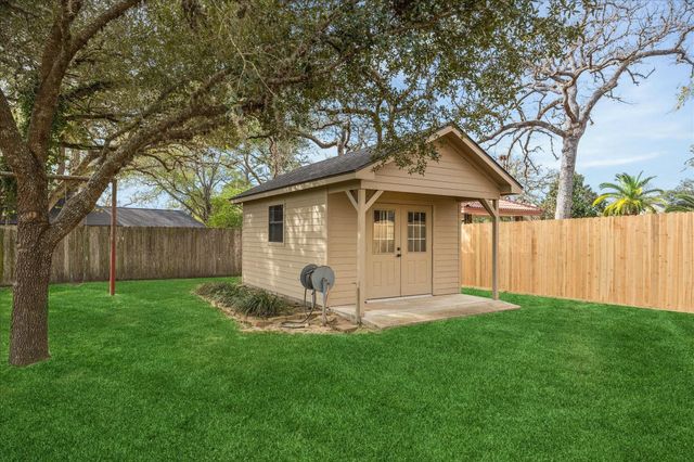 209 E Hacienda, Bellville, TX 77418