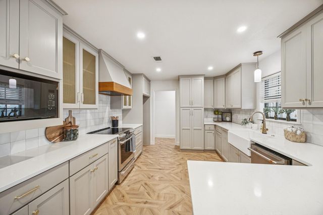 209 E Hacienda, Bellville, TX 77418