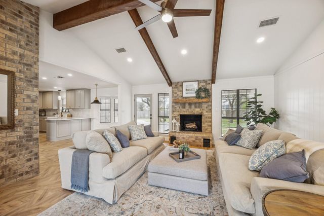 209 E Hacienda, Bellville, TX 77418