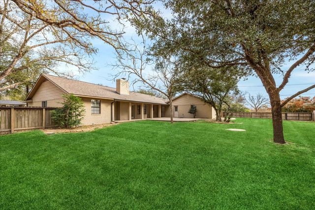209 E Hacienda, Bellville, TX 77418