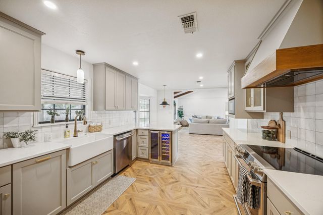 209 E Hacienda, Bellville, TX 77418