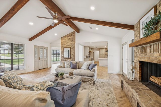 209 E Hacienda, Bellville, TX 77418