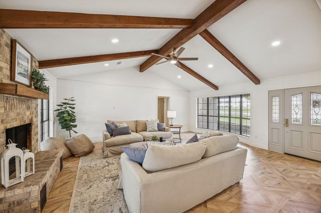 209 E Hacienda, Bellville, TX 77418