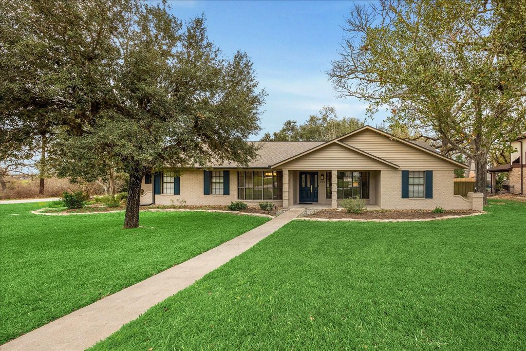 209 E Hacienda, Bellville, TX 77418