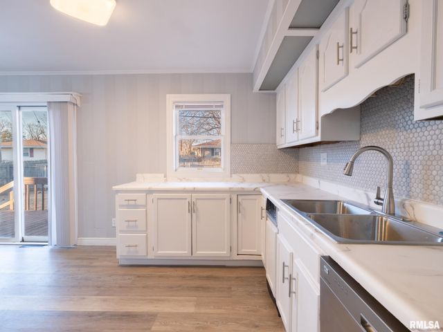 2107 W CIMARRON Drive, Peoria, IL 61614