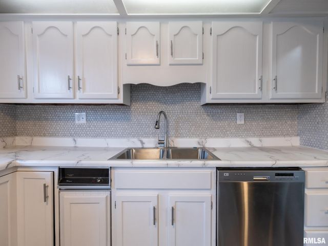 2107 W CIMARRON Drive, Peoria, IL 61614