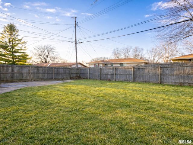 2107 W CIMARRON Drive, Peoria, IL 61614