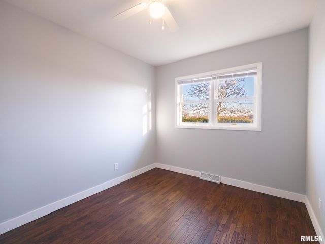 2107 W CIMARRON Drive, Peoria, IL 61614