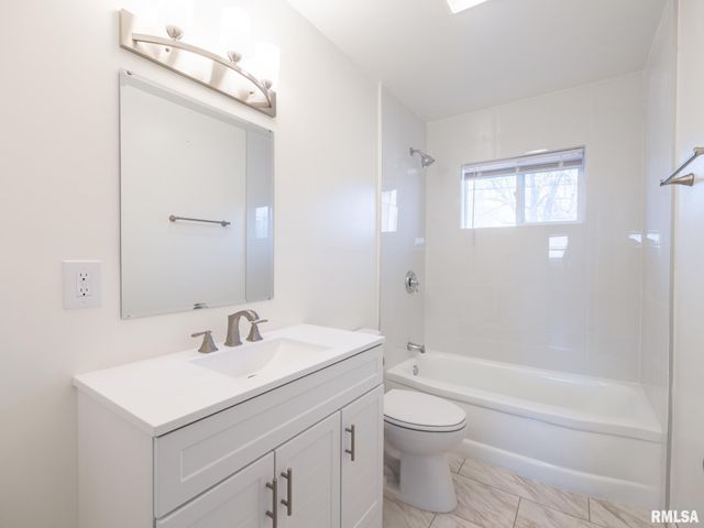 2107 W CIMARRON Drive, Peoria, IL 61614