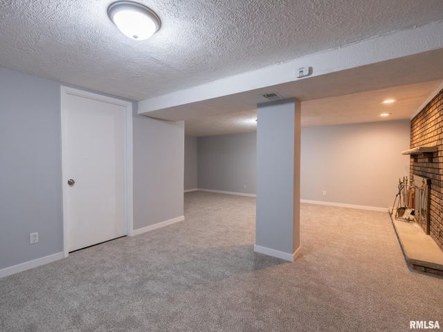 2107 W CIMARRON Drive, Peoria, IL 61614