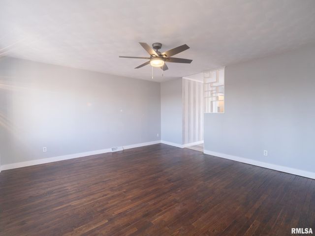 2107 W CIMARRON Drive, Peoria, IL 61614