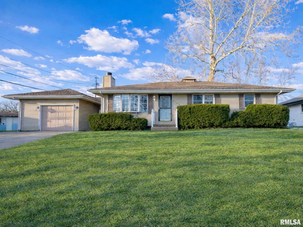 2107 W CIMARRON Drive, Peoria, IL 61614