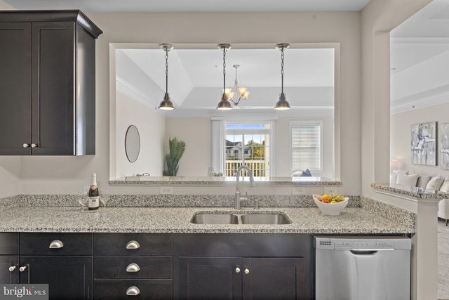 15201 ROYAL CREST DR #407, Haymarket, VA 20169