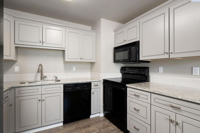 99 N Waverly Pl, Kennewick, WA 99336