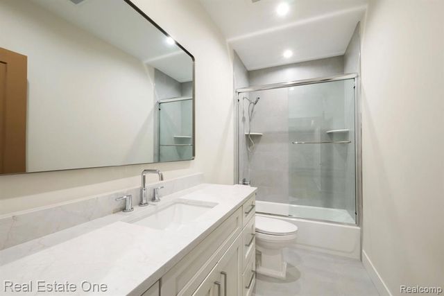 4016 W Webster Road, Royal Oak, MI 48073