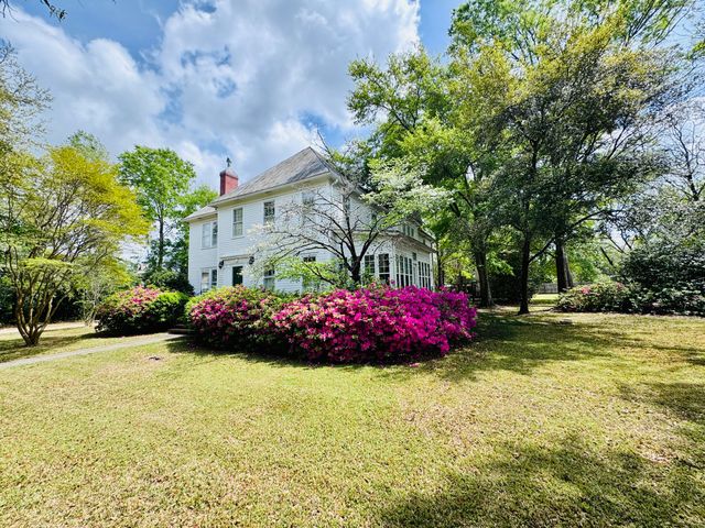 5 S Rosemary Avenue, Andrews, SC 29510