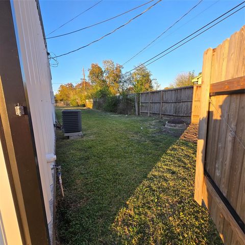 215 Fresa Road, Pasadena, TX 77502