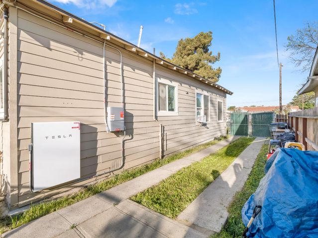 611 N Safford, Fresno, CA 93728