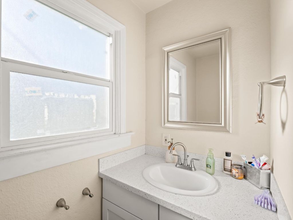 Image 12 of property listing at 611 N Safford, Fresno, CA 93728