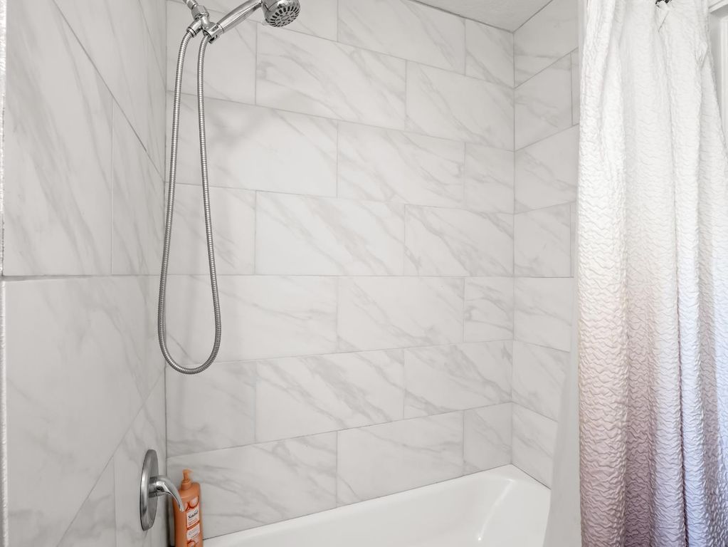 Image 13 of property listing at 611 N Safford, Fresno, CA 93728