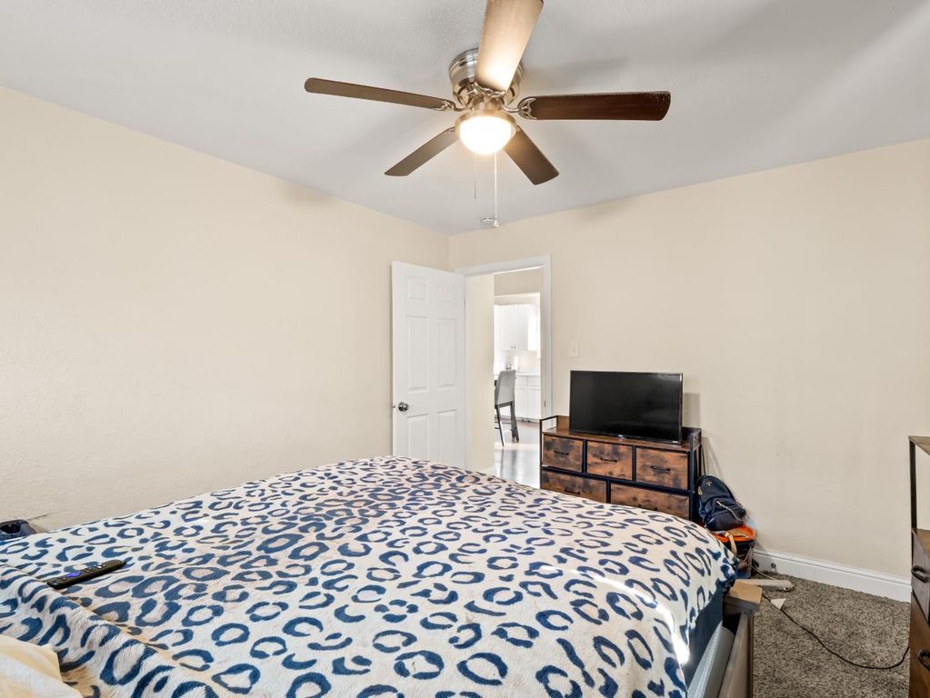 Image 15 of property listing at 611 N Safford, Fresno, CA 93728