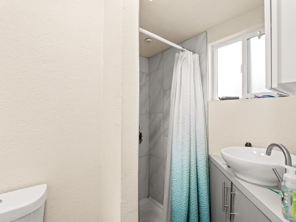 Image 17 of property listing at 611 N Safford, Fresno, CA 93728