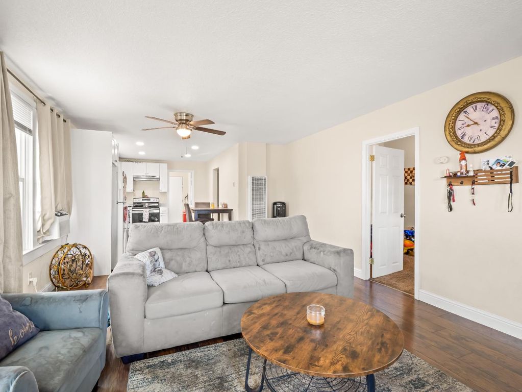 Image 4 of property listing at 611 N Safford, Fresno, CA 93728