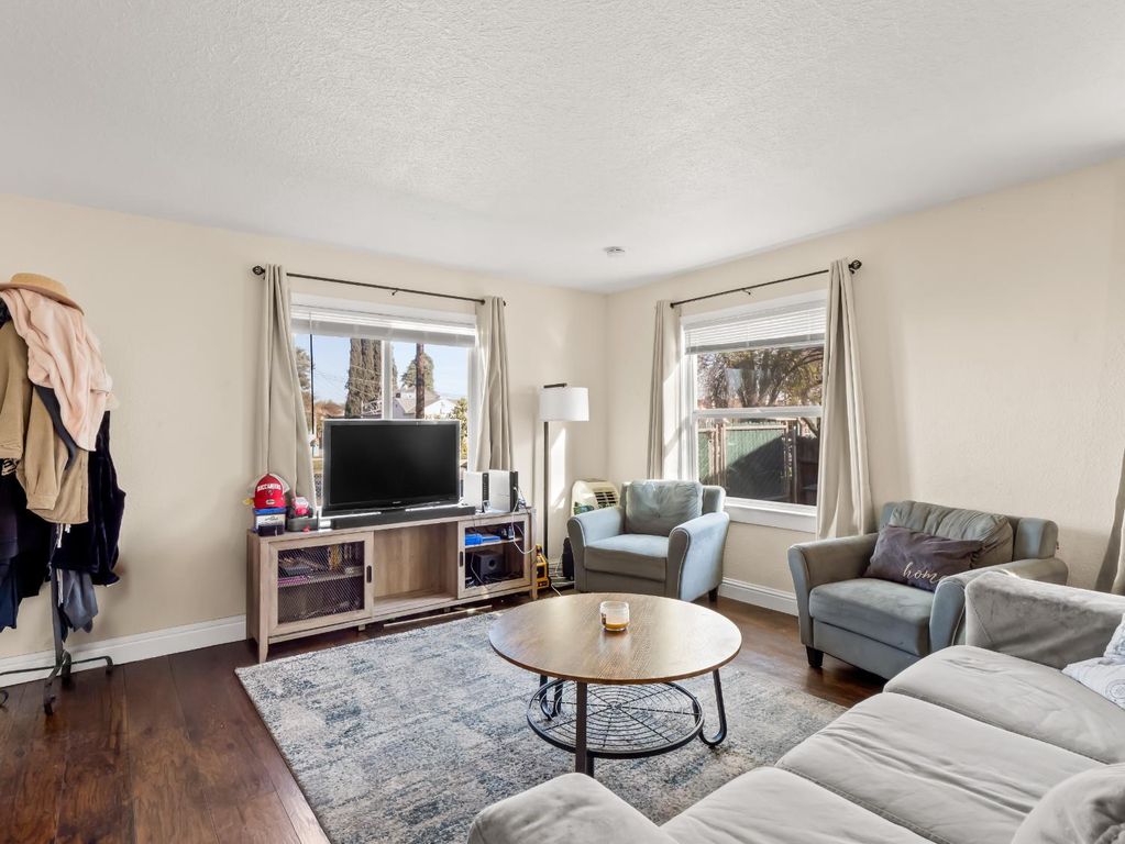 Image 5 of property listing at 611 N Safford, Fresno, CA 93728