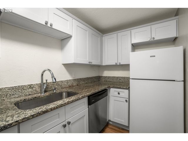 3930 LAKE GROVE Ave C1, Lake Oswego, OR 97035