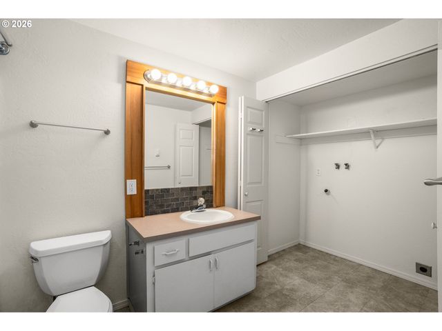 3930 LAKE GROVE Ave C1, Lake Oswego, OR 97035