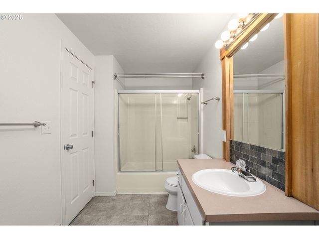 3930 LAKE GROVE Ave C1, Lake Oswego, OR 97035