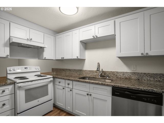 3930 LAKE GROVE Ave C1, Lake Oswego, OR 97035