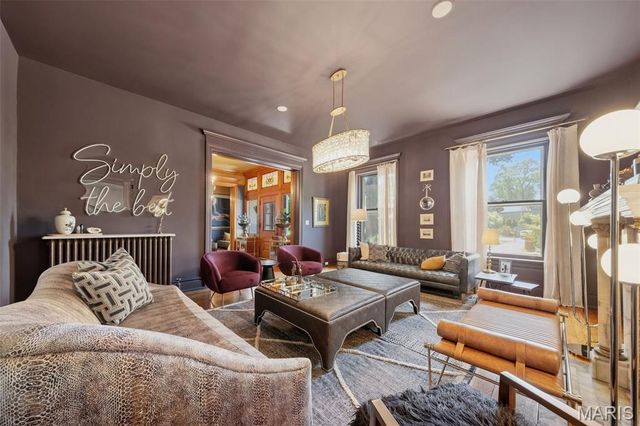 3117 Russell Boulevard, St Louis, MO 63104