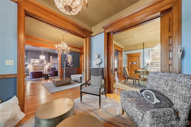 3117 Russell Boulevard, St Louis, MO 63104