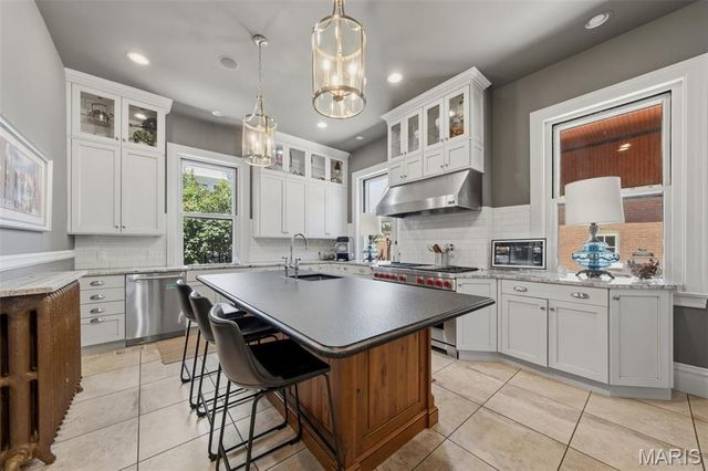 3117 Russell Boulevard, St Louis, MO 63104