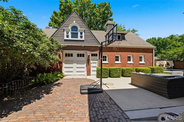 3117 Russell Boulevard, St Louis, MO 63104
