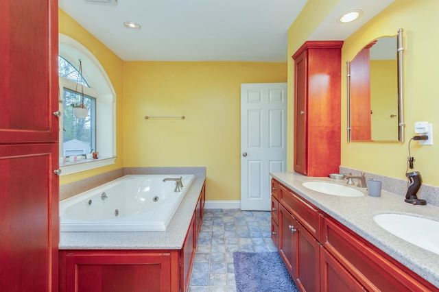 21 Hinds Lane, Pelham, NH 03076