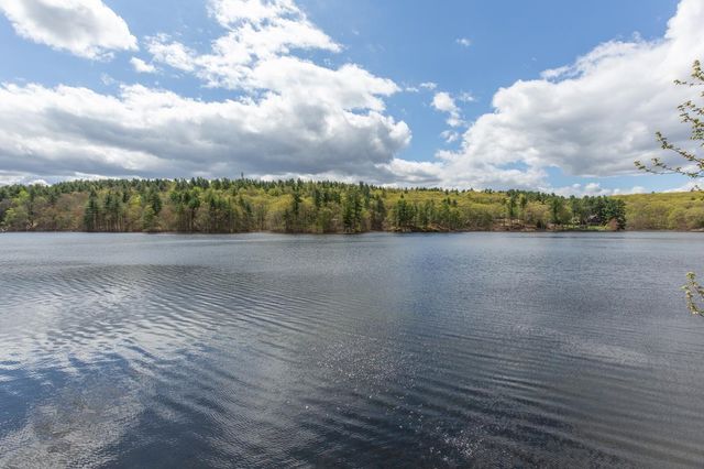 21 Hinds Lane, Pelham, NH 03076
