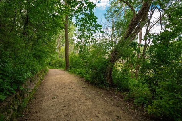 6155 Chasewood Parkway 204, Minnetonka, MN 55343