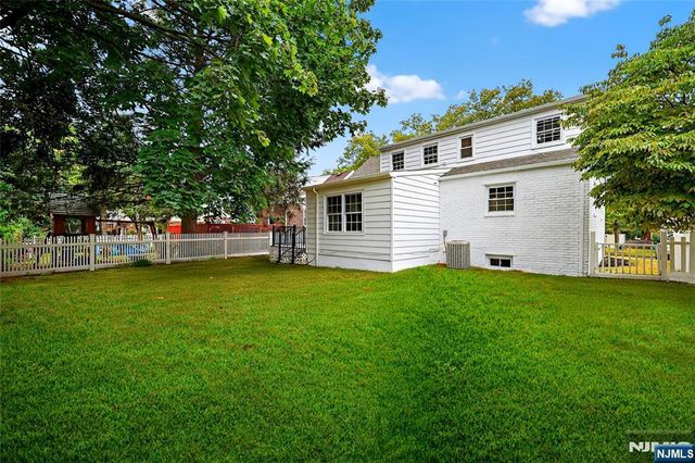 179 Huguenot Drive, New Milford, NJ 07646