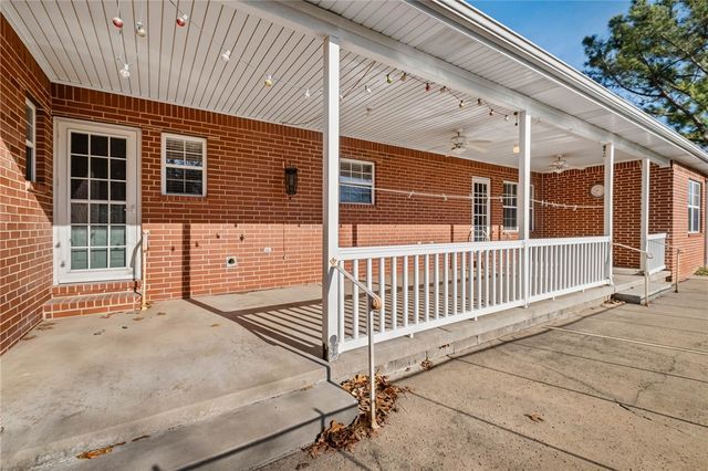 2712 W Linden Street, Rogers, AR 72758