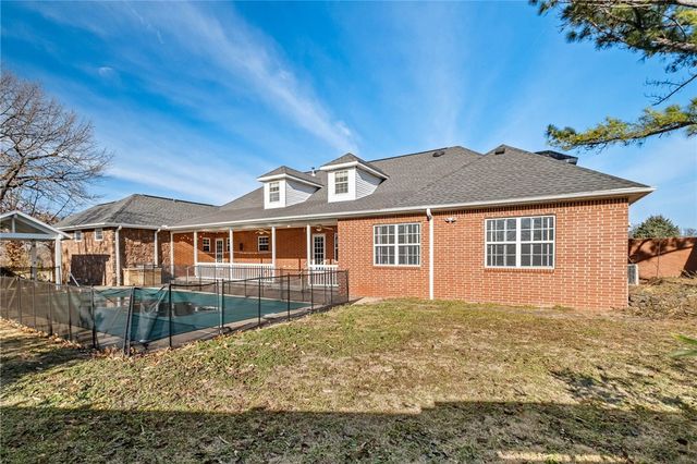 2712 W Linden Street, Rogers, AR 72758