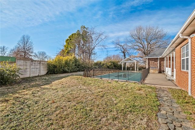 2712 W Linden Street, Rogers, AR 72758