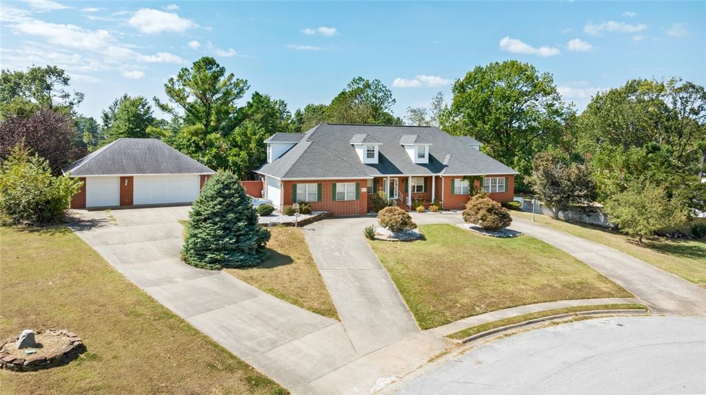 2712 W Linden Street, Rogers, AR 72758