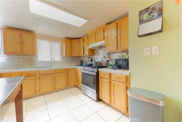 632 N College, Fresno, CA 93728