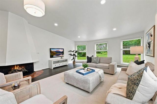 2155 Avondale Street, Sylvan Lake, MI 48320