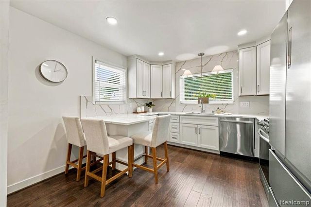 2155 Avondale Street, Sylvan Lake, MI 48320