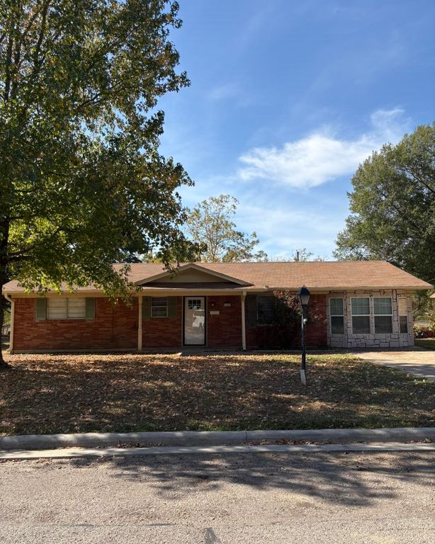 240 SW 31st Street, Paris, TX 75460