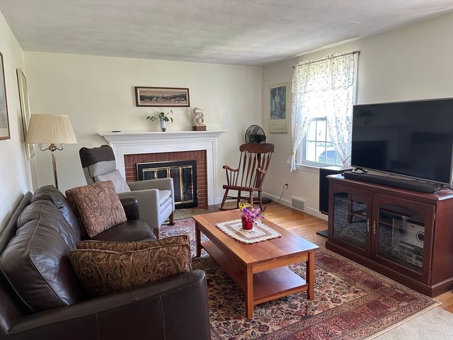 24 Speight Arden, East Longmeadow, MA 01028