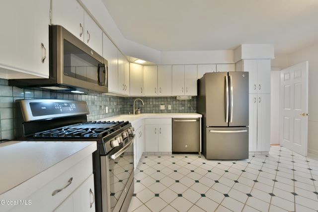 17 Canterbury Road, Clifton Park, NY 12065